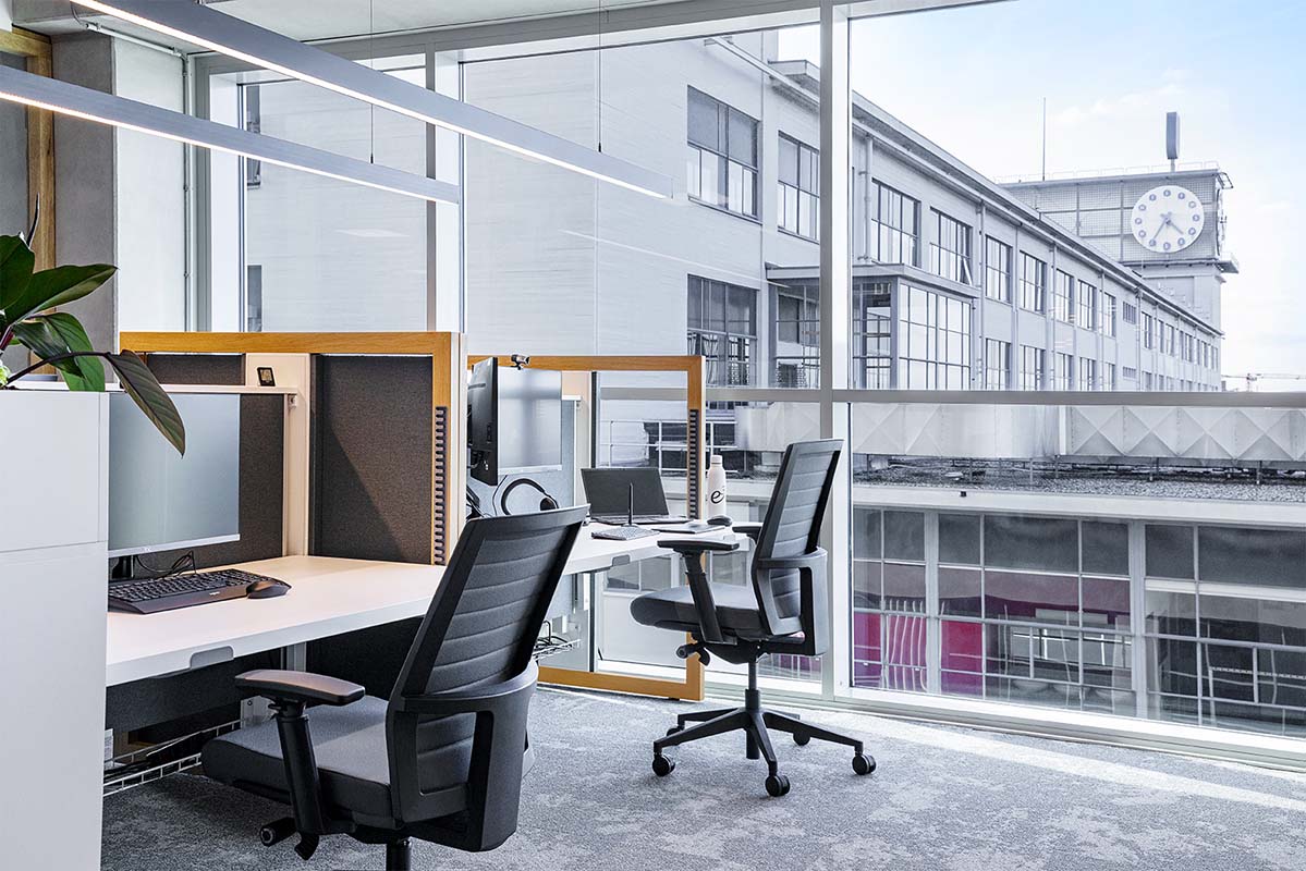 Mikomax-Stand-Up-R-zit-sta-bureauverstelbaar-bureau-kantoormebeubelen-kantoorinrichting