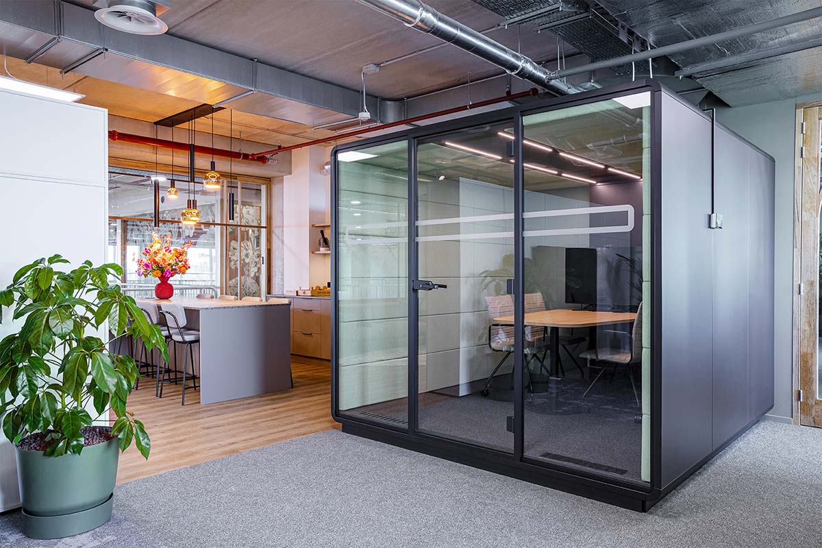 Hushoffice-Mikomax-Hush-Large-akoestische-vergaderruimte-vergaderunit-cabine-kantoormeubelen-kantoorinterieur
