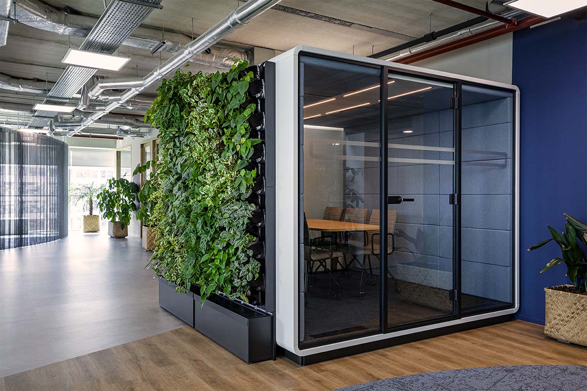 Hushoffice-Mikomax-Hush-Large-akoestische-vergaderruimte-vergaderunit-cabine-kantoormeubelen-kantoorinterieur