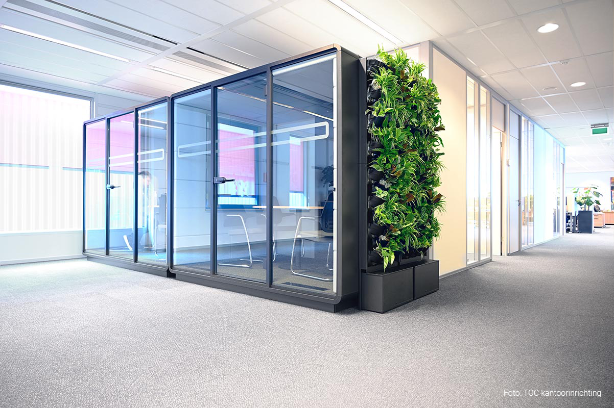 Hushoffice-Greenwall-hushmeet-akoestische-vergaderunit-groene-wand-TOC-kantoorinrichting