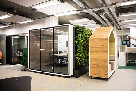 Mikomax-Hush-large-kantoormeubilair-kantoormeubelen-kantoorinrichting-kantoorinterieur-groene-wand-muur