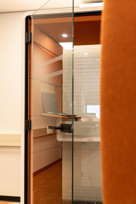 hushoffice-mikomax-hushphone-tree-akoestiek-akoestische-belcel-werkruimte-werkplek-project-projectfoto