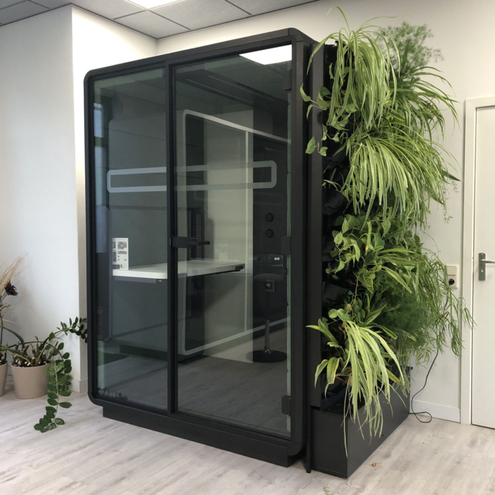 hushoffice-hushwork-sitstand-zitsta-bureau-akoestiek-akoestische-werkplek-hybride-werken-werkruimte-greenwall-groene-wand-biophilic-design-natuur-biofilia