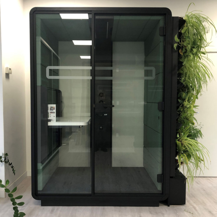 hushoffice-hushwork-sitstand-zitsta-bureau-akoestiek-akoestische-werkplek-hybride-werken-werkruimte-greenwall-groene-wand-biophilic-design-natuur-biofilia
