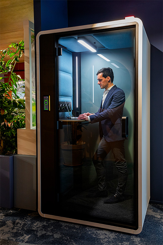 mikomax-hushoffice-akoestische-unit-akoestiek-belcel-phonebooth-staand-werken