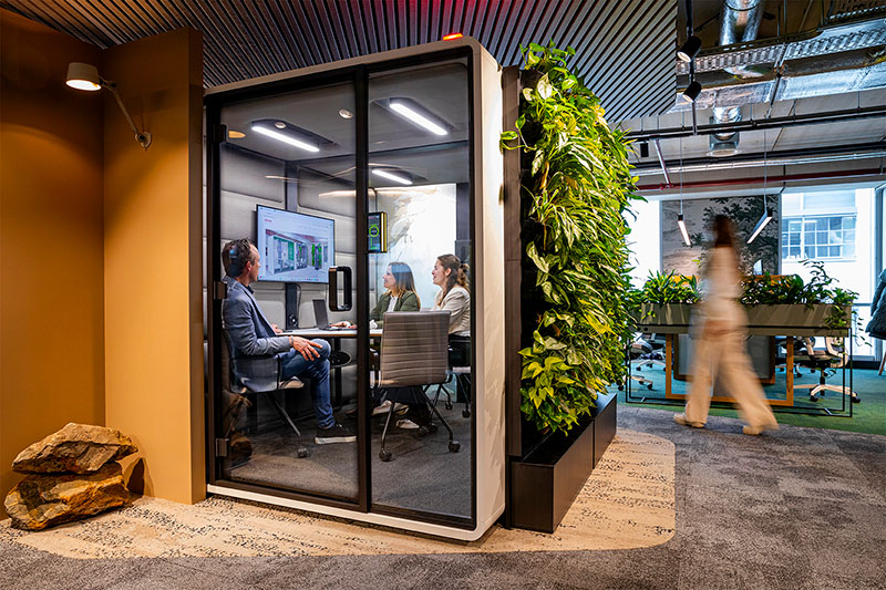 mikomax-hushoffice-akoestische-unit-vergaderunit-akoestiek-vergaderoplossing-kantooroplossing-kantoorinrichting-greenwall-groene-wand